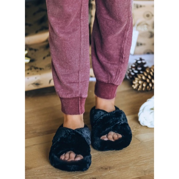 Black faux fur slipper slides crisscross straps - Picture 3 of 10